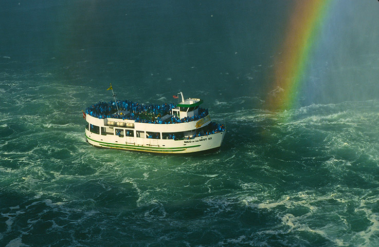 The Boote der "Maid of the Mist" fahren ganz nah an die Niagara Fälle