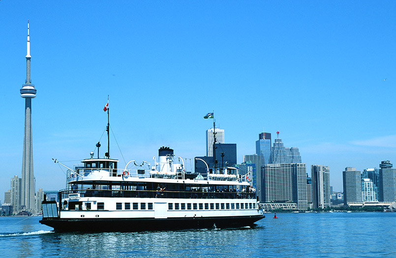 Die Toronto Islands Ferry vor der Skyline der Metropole