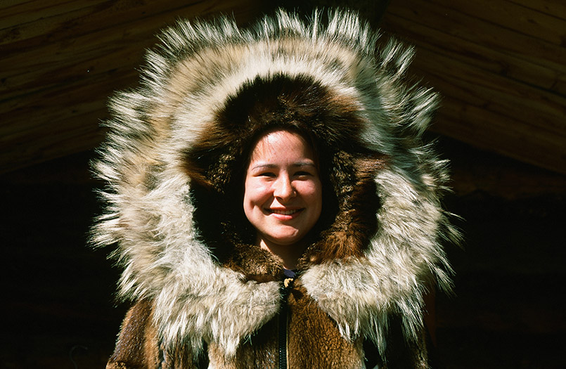 Unterwegs in Alaska:Im Chena Village von Fairbanks präsentiert eine junge Frau die "Sonne"