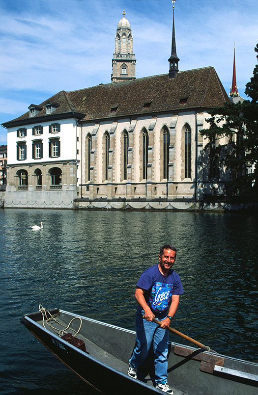 Zürich: Großmünster und Wasserkirche von der Limmat aus