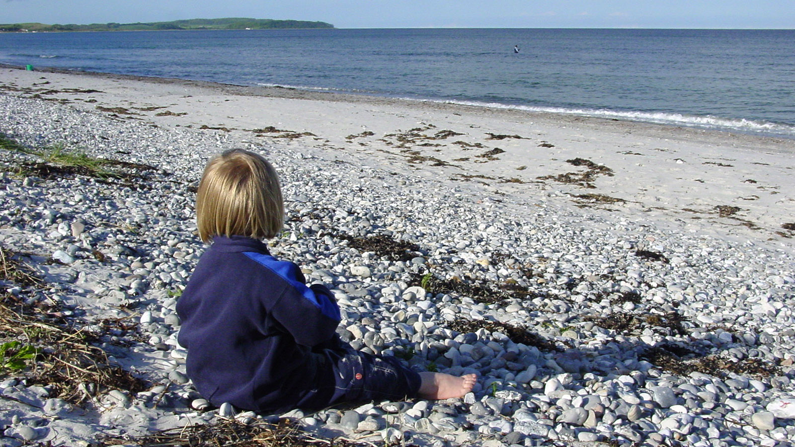 Djursland: Kind am Strand. Foto: Hilke Maunder