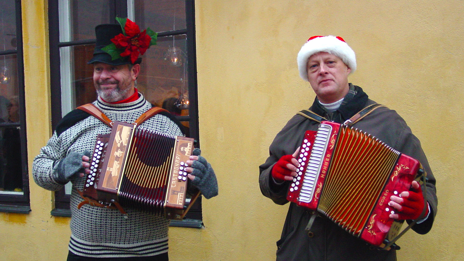 Auch die Straßenmusiker kleiden sich weihnachtlich zur Juletid am Öresund. Foto: Hilke Maunder