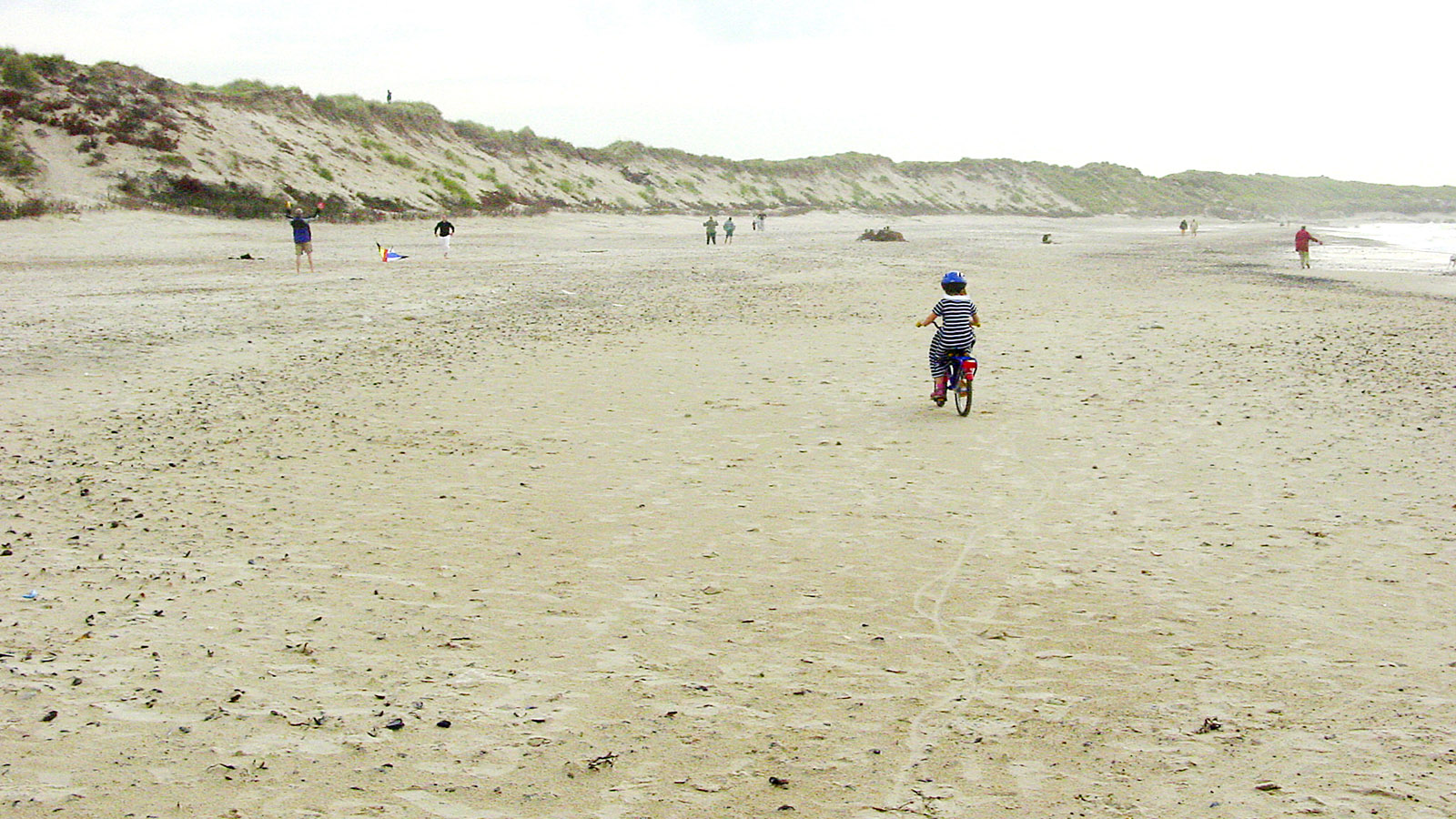 Radeln auf Thy:Meine Tochter zog es auf den Strand von Klitmøller zum Radfahren.... Foto; Hilke Maunder