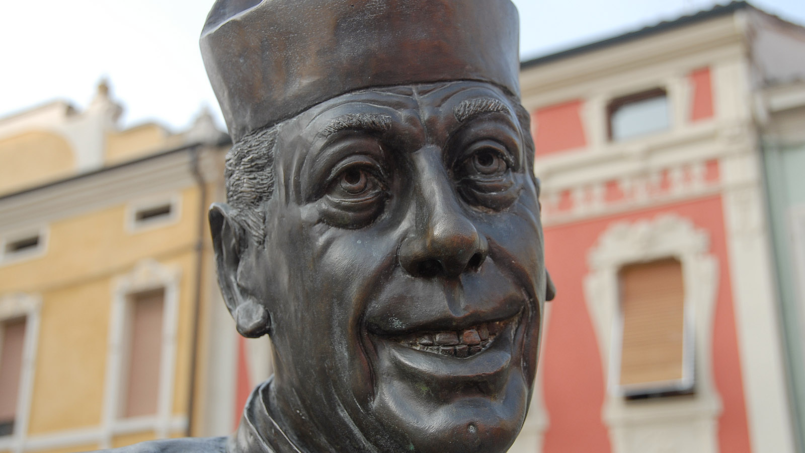 Brescello: Drehort von Don Camillo und Peppone. Skulptur von Don Camillo. Foto.: Hilke Maunder