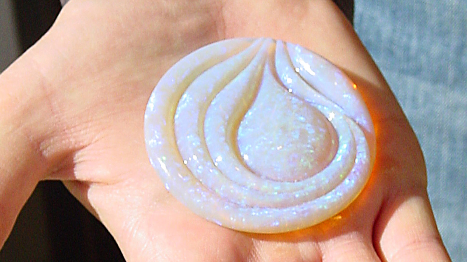 Opale in ihrer schönsten Form: Stefano Trigatti fertigt mit Perlen daraus exklusiven Schmuck. Hier: ein großer Opal aus Cooper Pedy. Foto; Hilke Maunder