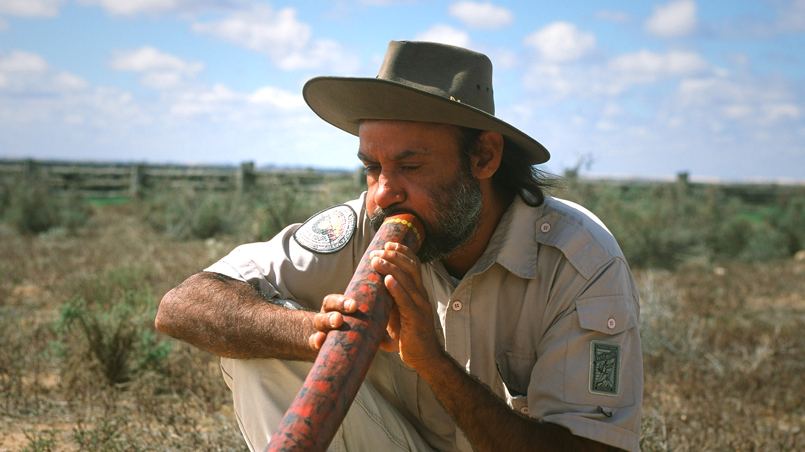 Rainbow-Serpent-Bindeglied: Musik. Graham Clarke, Guide im Mungo-Nationalpark (NSW); spielt auf dem Didgeridoo
