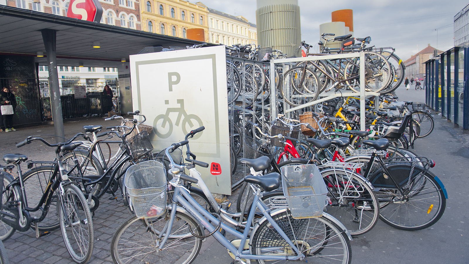 Grünes Kopenhagen: Radstellplätze am Nørreport. Foto: Hilke Maunder