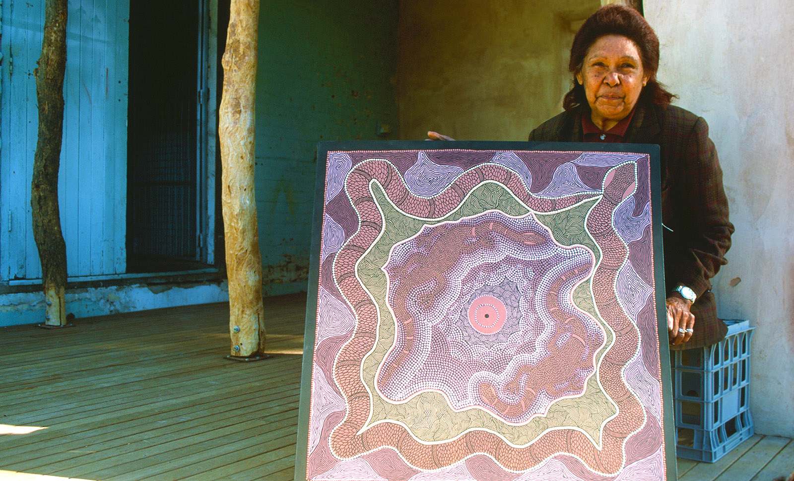 Indigene Outback-Kunst: Irene Kemp vor der Thankali Aboriginal Gallery mit einem ihrer Werke