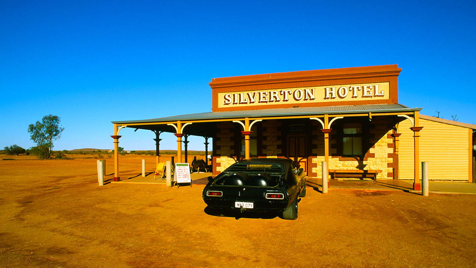 Drehort im Outback: das Silverton Hotel und Bolide aus "Mad Max". Foto: Hilke Maunder