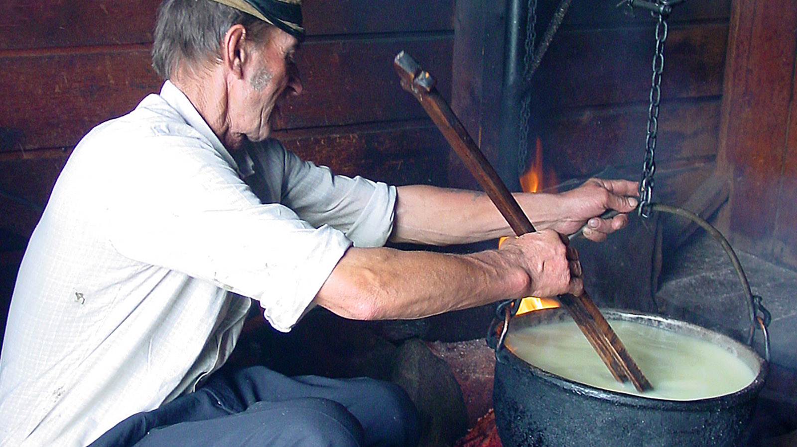 Jan Urbas bei der Käsefertigung. In der Hand: der geräucherte Hartkäse aus Schafsmilch "Oscypek" - eine regionale Spezialität. Foto: Hilke Maunder 