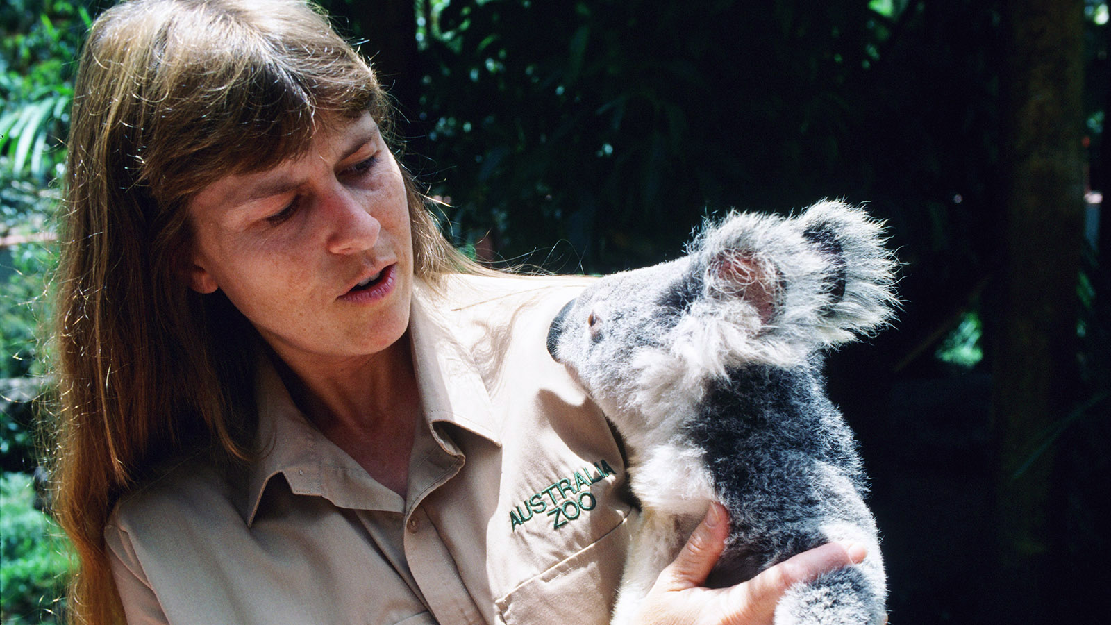 Australia Zoo: Terry Irwin mit einem Koala. Foto: Hilke Maunder