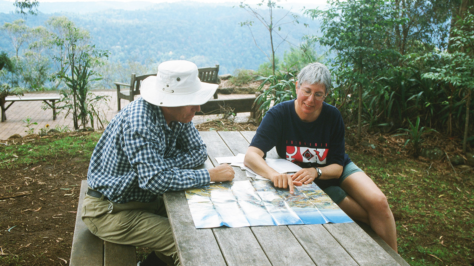 Im Süden von Queensland. Wanderer planen in der Binna Burra Lodge ihre Tour. Foto: Hilke Maunder