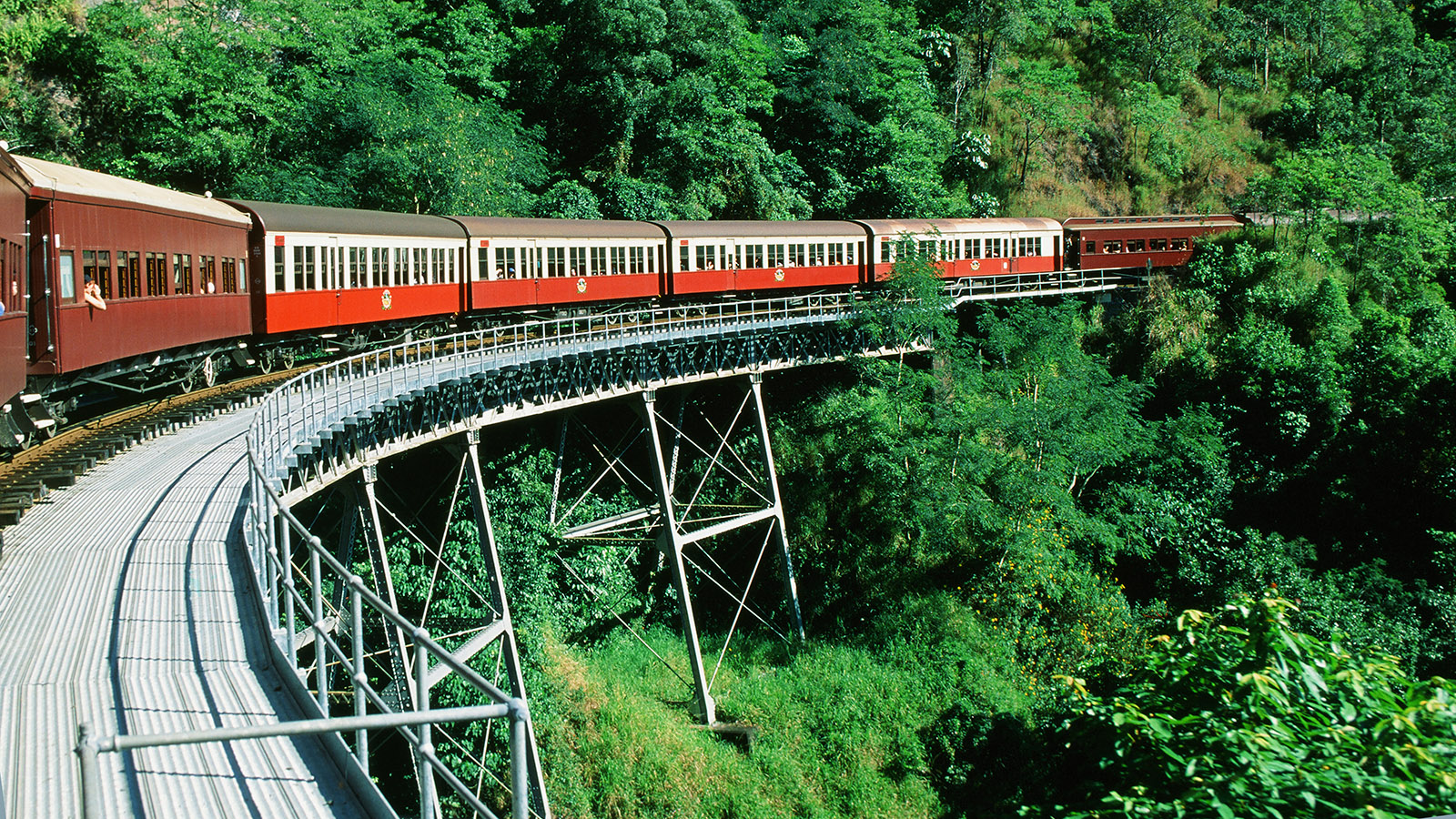 Die Kuranda Scenic Railway bei Barron Falls. Foto: Hilke Maunder