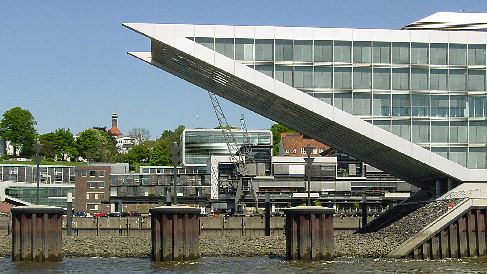 Revitalisierung im Hafen: Elbufer mit Dockland-Haus. Foto: Hilke Maunder