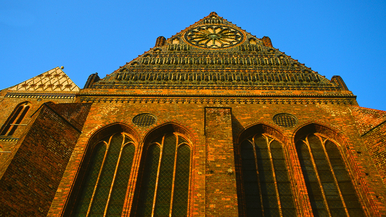 E): Der Südgiebel der Nikolaikirche von Wismar. Foto: Hilke Maunder