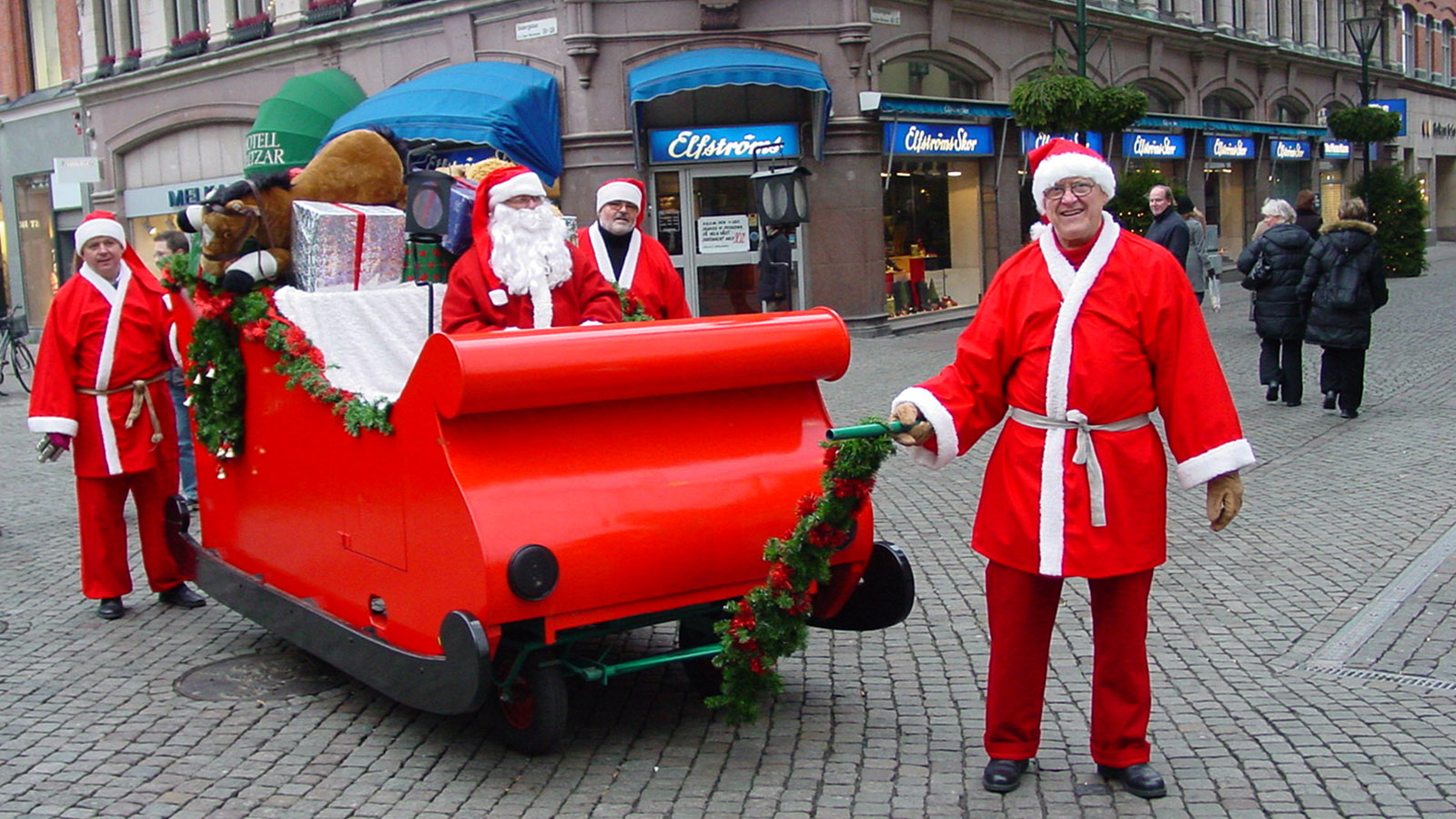 Juletid: In Malmö ist der Weihnachtsmann mit dieser Kutsche unterwegs und erkundigt sich nach den Wünschen der Schweden. Foto: Hilke Maunder