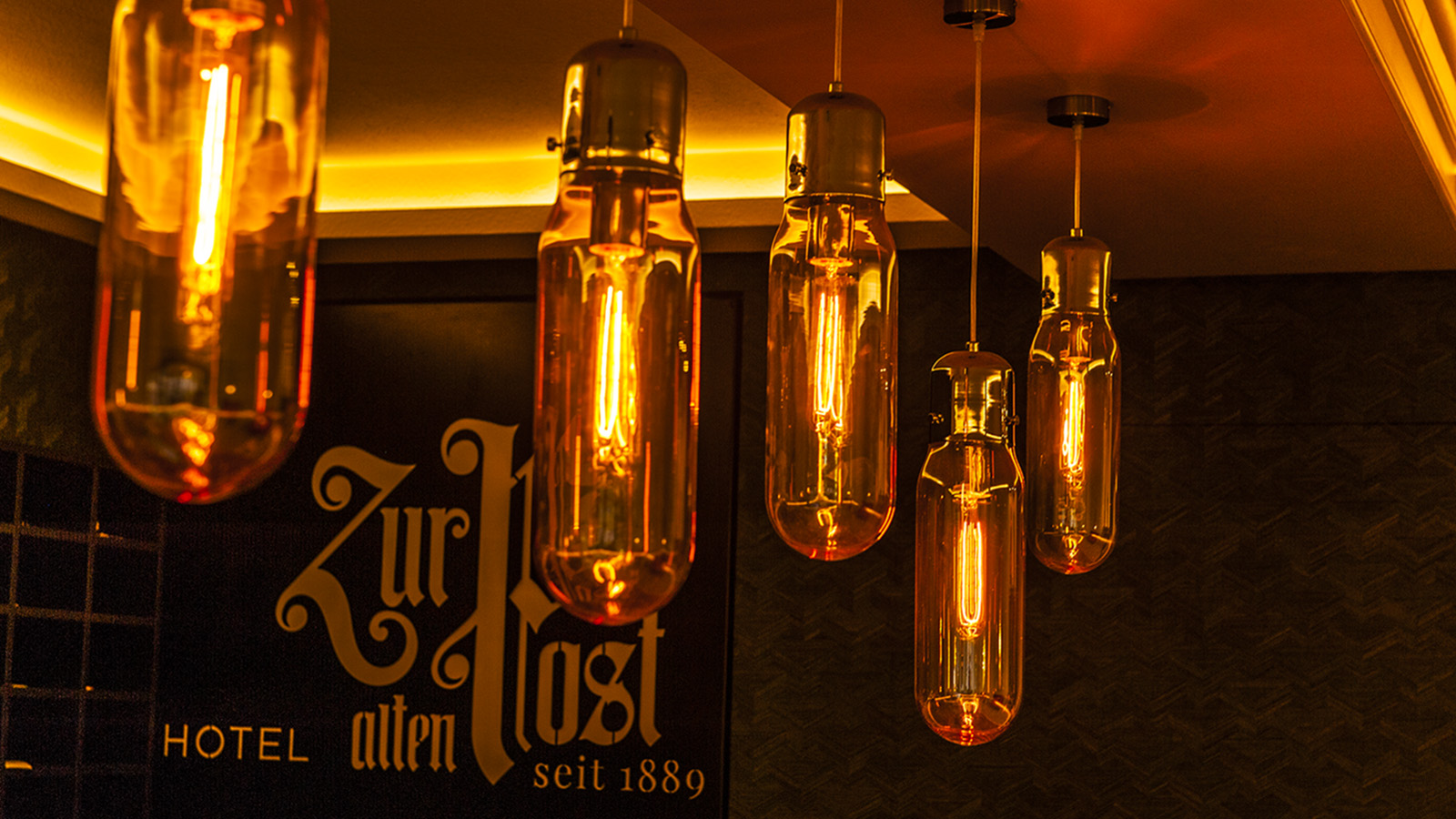 Nachhaltig und trendbewusst: die Beleuchtung im Hotel Alte Post. Foto: Hilke Maunder