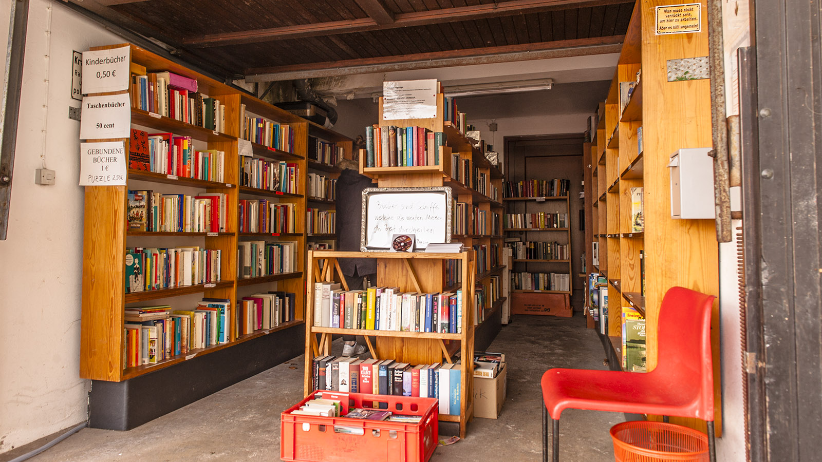 Solidarischer Lesespaß: die Büchergarage neben St. Clemens. Foto: Hilke Maunder