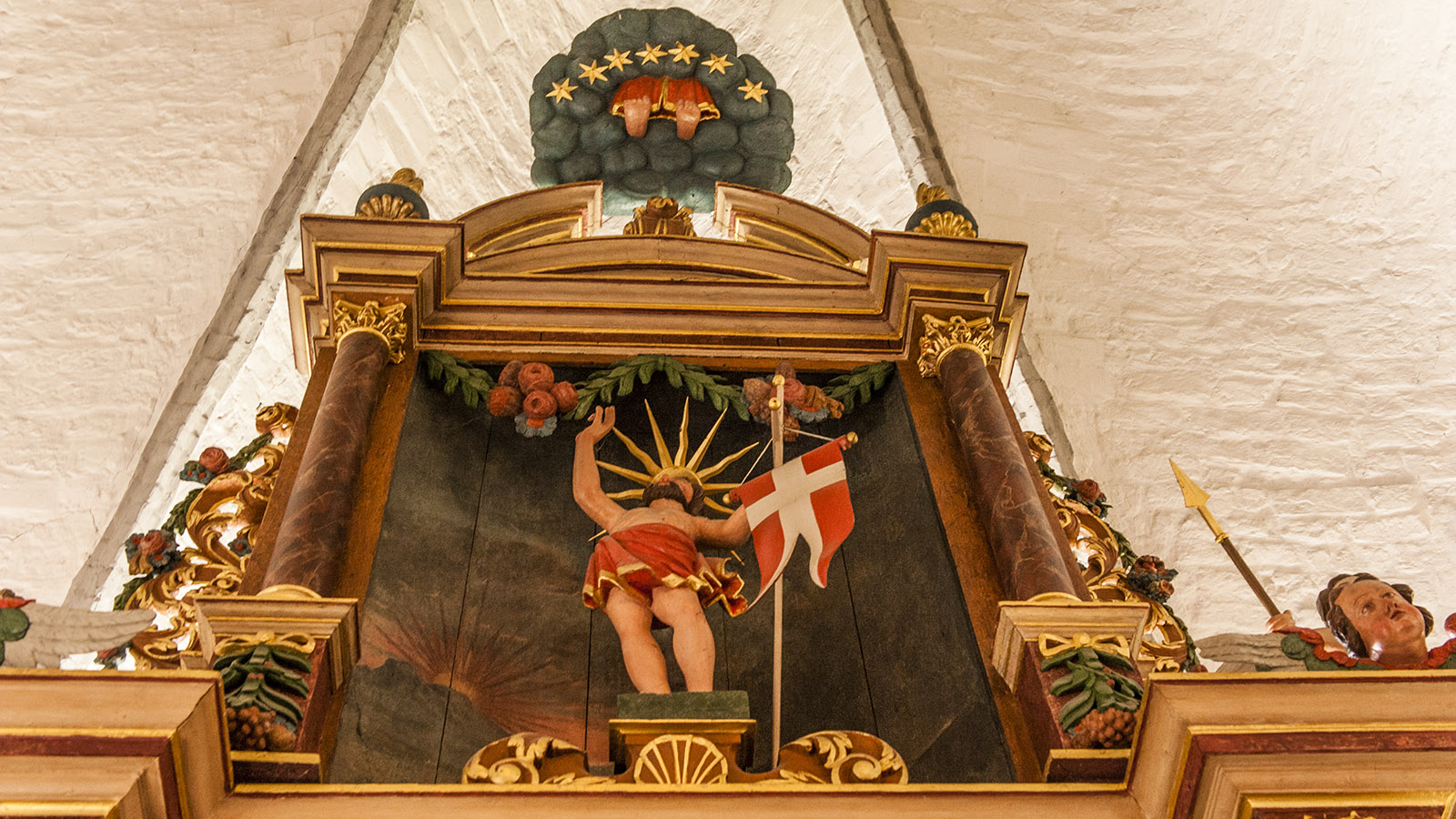 Himmelfahrt ganz praktisch: Der Altar von St. Clemens zeigt, wie es geht. Foto: Hilke Maunder