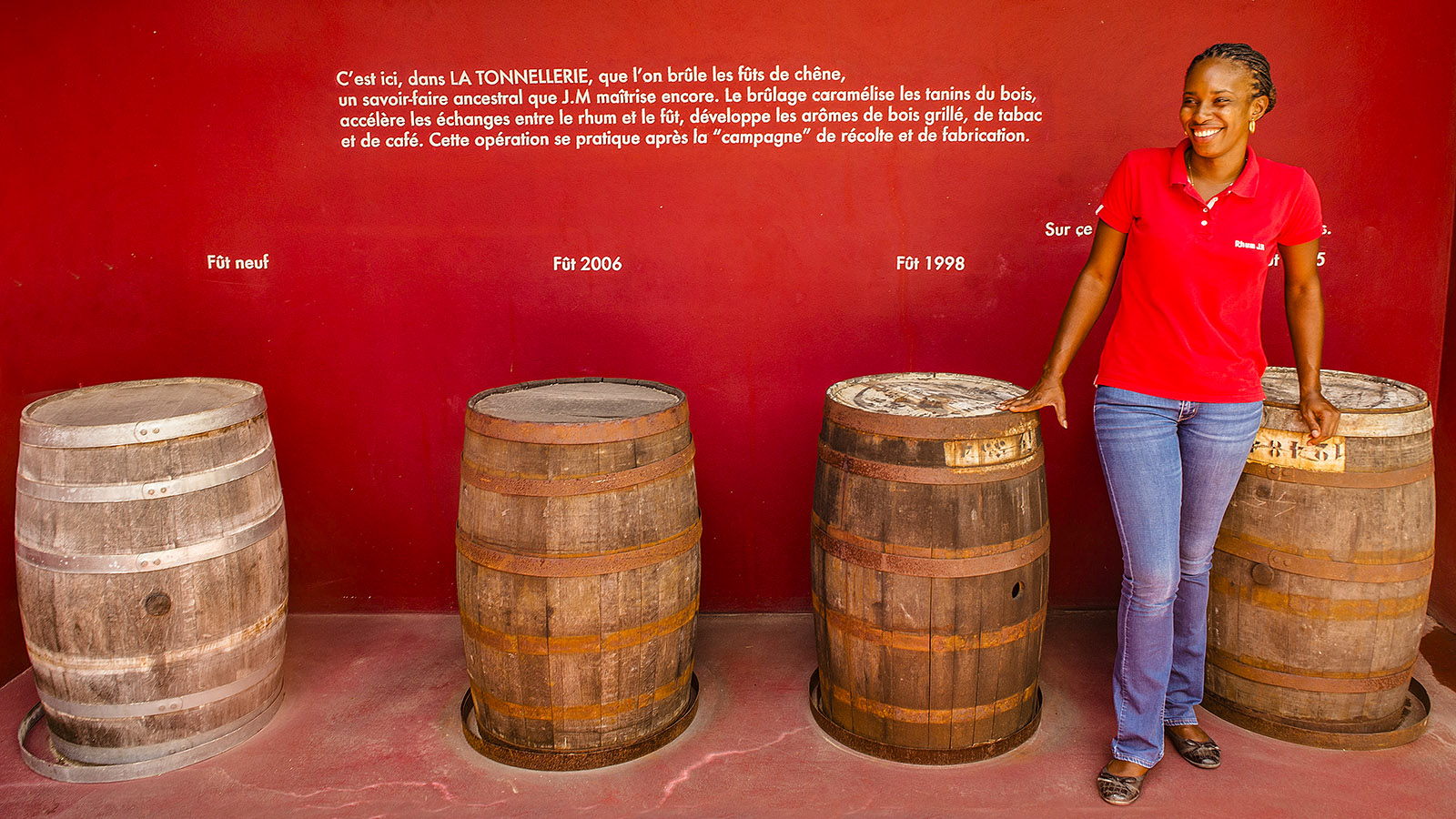 Martiniqe. Aurelia Bapte erklärt die verschiedenen Rum-Fässer. Foto: Hilke Maunder