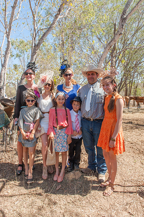 Eureka Creek Rodeo: Amber Hatfield und Familie - schön gemacht für den Racing Day
