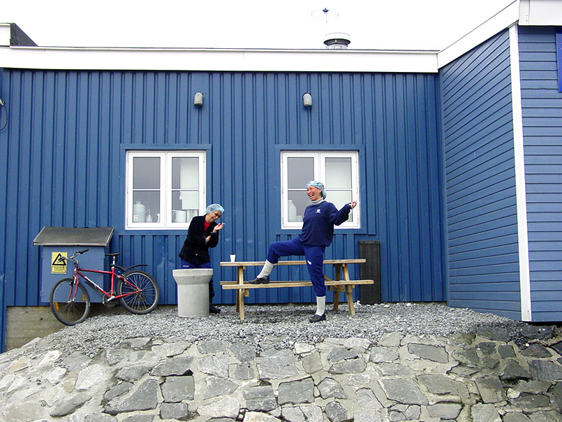 Grönländerinnen in Nuuk bei der Arbeitspause