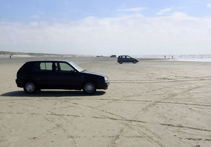 Vejers: Strand. Der breite, feste Strand darf mit Autos befahren werden.