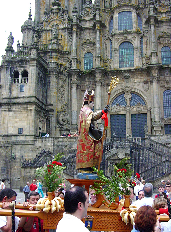 Santiago di Compostela: Pilger aus Palencia mit ihrem Ortsheiligen vor der Kathedrale.