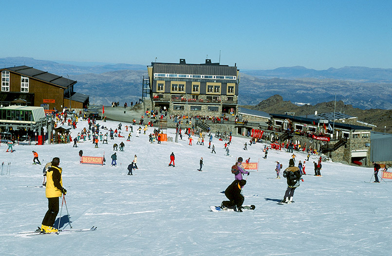 Das Skigebiet von Pradollano in der spanischen Sierra Nevada