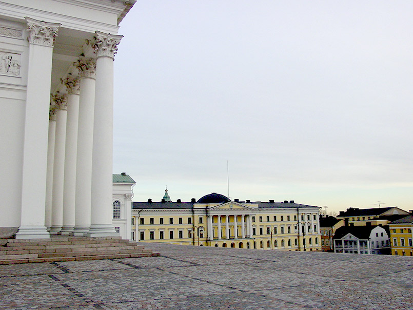 Helsinki: Senatsplatz. Blick auf die Säulen der Kathedrale und die neoklassizistische Bebauung des Platzes.