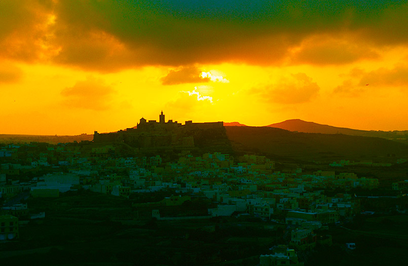 Sonnenuntergang vor der Zitadelle von Victoria auf Malta