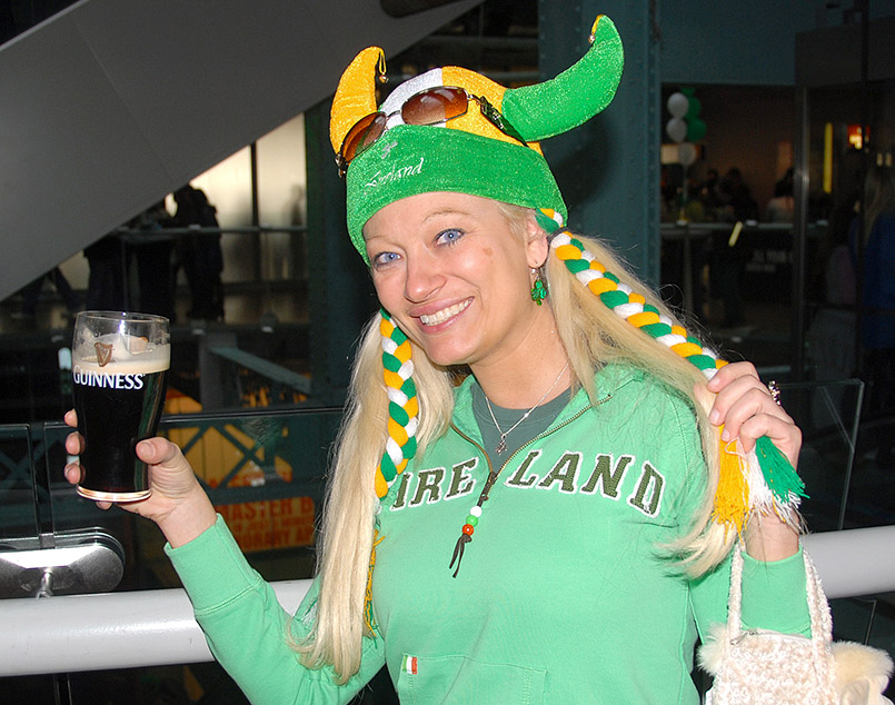 Dublin/Guinness Storehouse: Besucherin mit Guinness am St. Patrick's Day (17. 3. )
