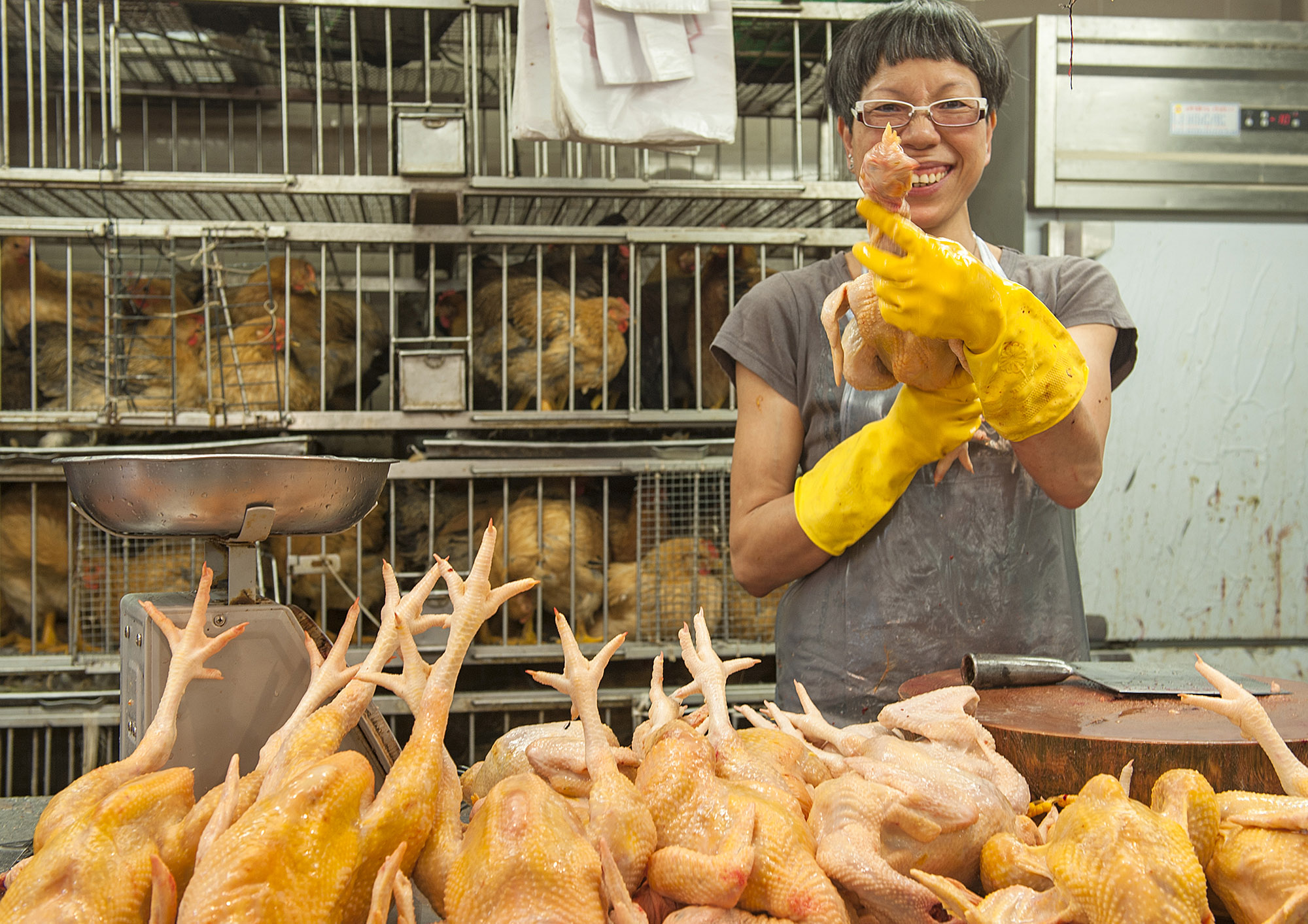 Geflügelverkäuferin auf dem Red Market von Macao