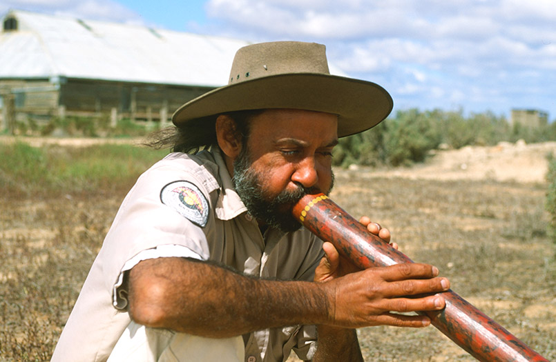 Mungo National Park: Ein Ranger spielt auf dem Didgeridoo
