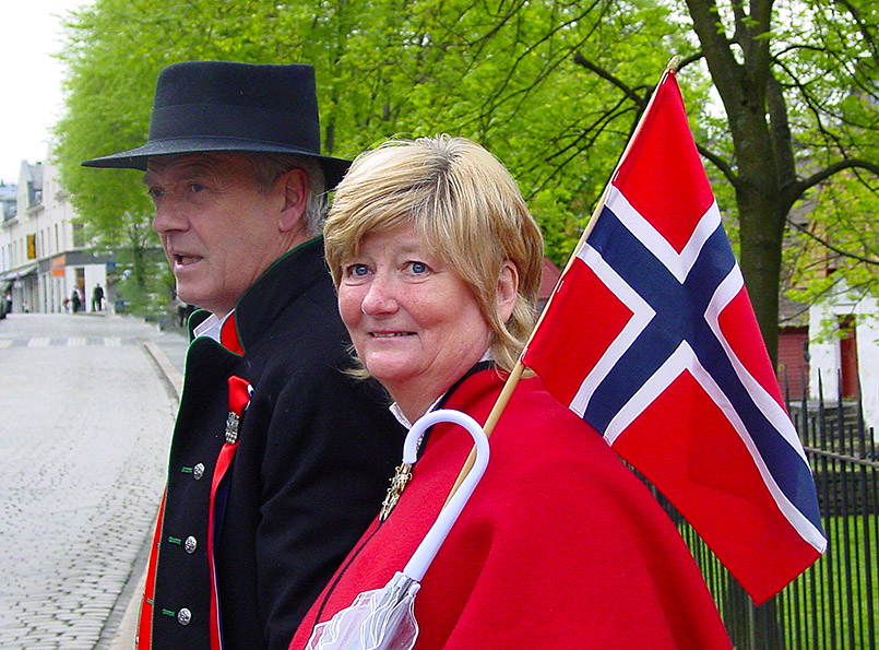 Ein Paar in Tracht am Nationalfeiertag 17. Mai.