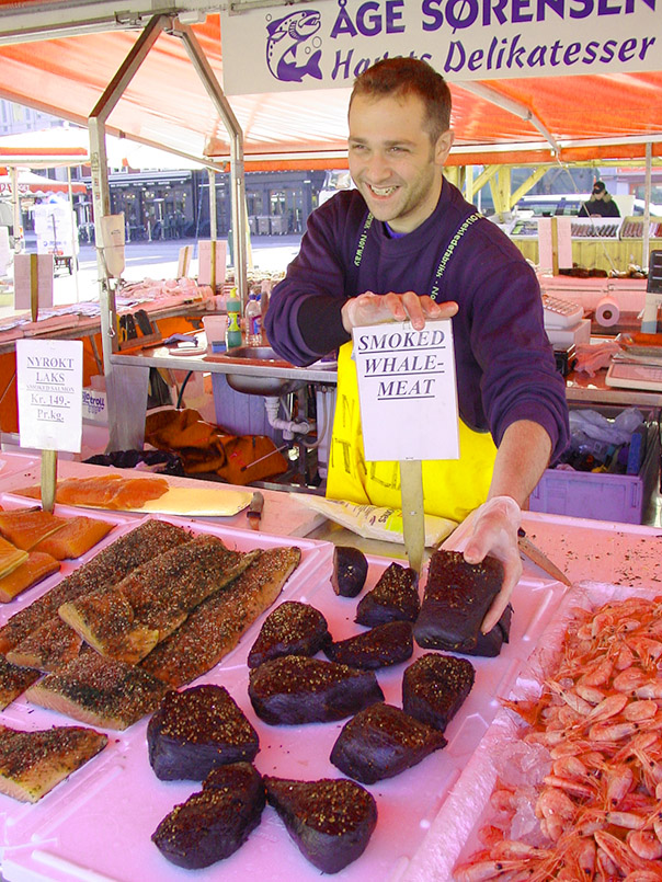Geräuchertes Walfleisch: eine Spezialität des Fischmarktes von Bergen