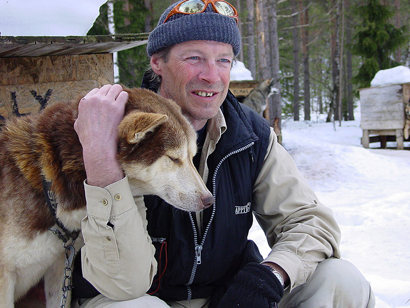 Tor Arne Myrheim von "Aktiv Fritid Trysil" mit Huskie Willy. Myrheim bietet u.a. Kurz-, Tages- und Mehrtagestouren mit dem Hundeschlitten an.