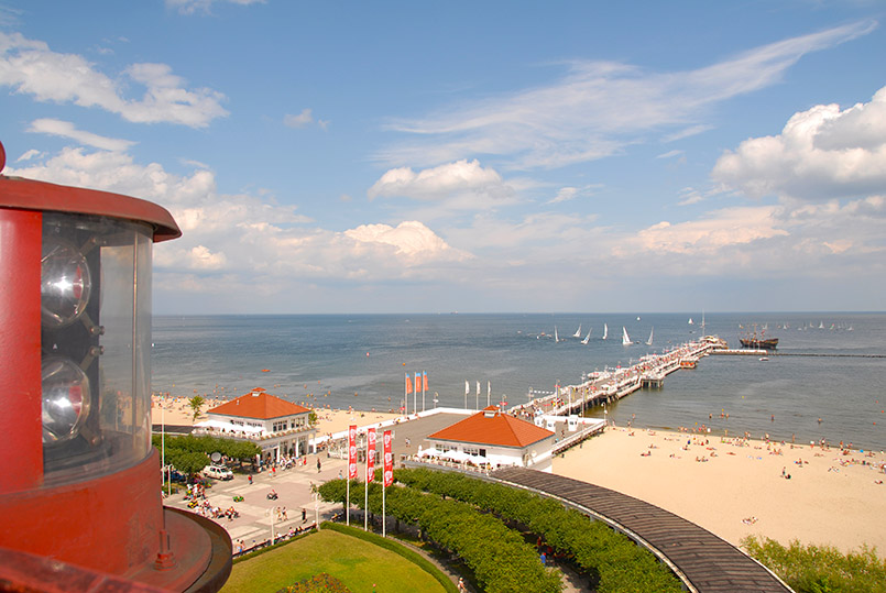 Sopot: Blick vom Leuchtturm auf den Vorplatz der Mole und die Strandpromenade