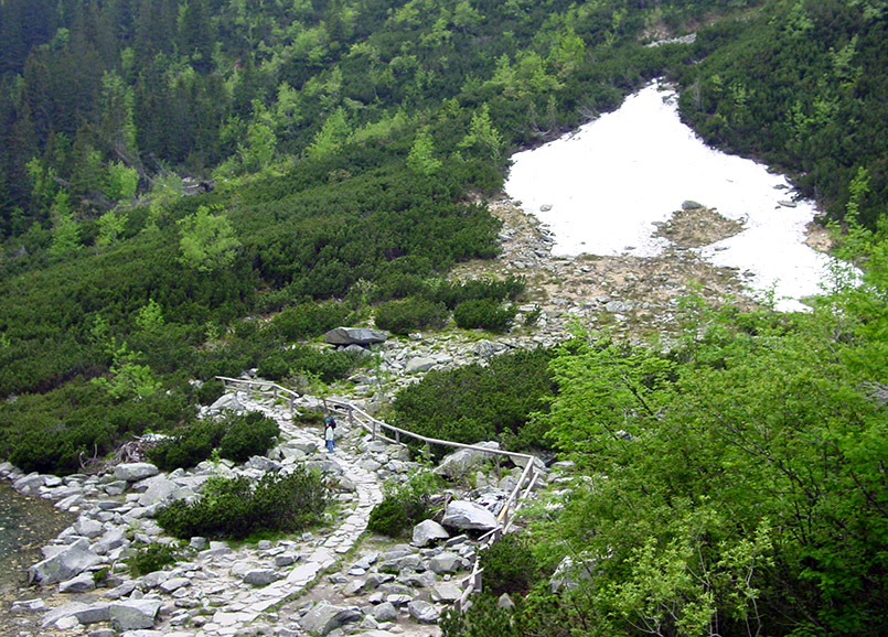 Hohe Tatra/Bergsee Morskie Oko (Meeresauge). Ein Wanderweg fuehrt rund um den 34 Hektar groﬂen Bergsee, 50.8 Meter tief auf 1.393 Metern Hoehe 