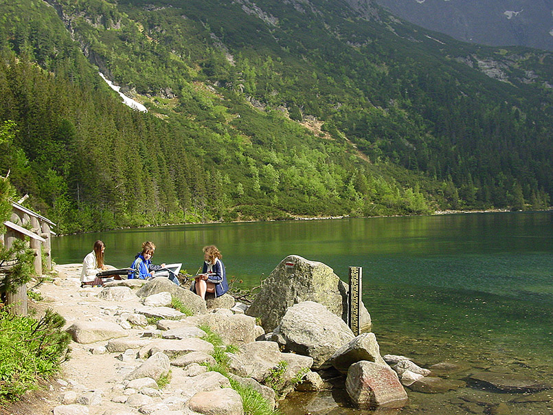 /Hohe Tatra/Bergsee Morskie Oko (Meeresauge). Der 34 Hektar groﬂe Bergsee, 50.8 Meter tief, auf 1.393 Meter ist ein beliebtes Motiv fuer Maler und Fotografen.
