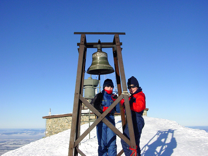 Kasprowy Wierch (1987 m): Auf dem Gipfel mit Wetterstation und Nebelglocke verläuft die Grenze zwischen Polen und der Slowakei. Hinab ins Tal führt eine 7 km lange Abfahrt.