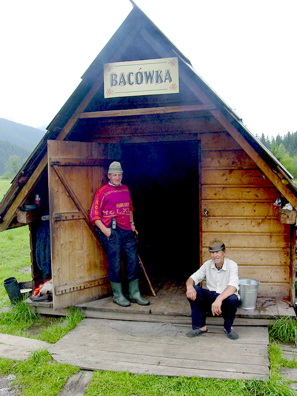 Hohe Tatra/Umgebung Zakopane/bei Witow: Jan Urbas (63/2003, re.) vor seiner Huette, in der er Schafskaese fertigt und anschliessend raeuchert. Links ein Freund von ihm.