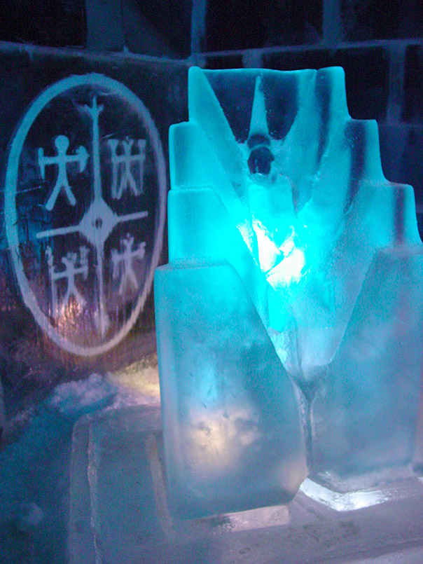 sterlanggatan: Eis-Skulptur in der Ice Gallery - sie zeigt bei konstant minus sechs Grad Celsius eine Suite des Icehotels, in dem Stühle und Tische, Leuchten und selbst derMonitor für Filme oder Videos aus Eis sind.