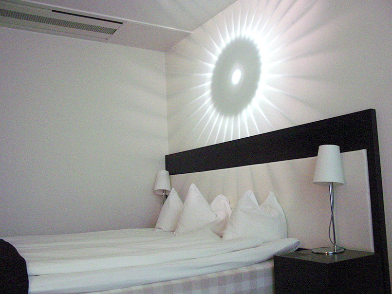 Stockholm: Nordic Light Hotel (Mitglied von "Design-Hotels), Zimmer 617. Das nordische (Polar-) Licht in Weiß, Blau, Rot, Rosa bestimmt das Design des Hotels vom Fo