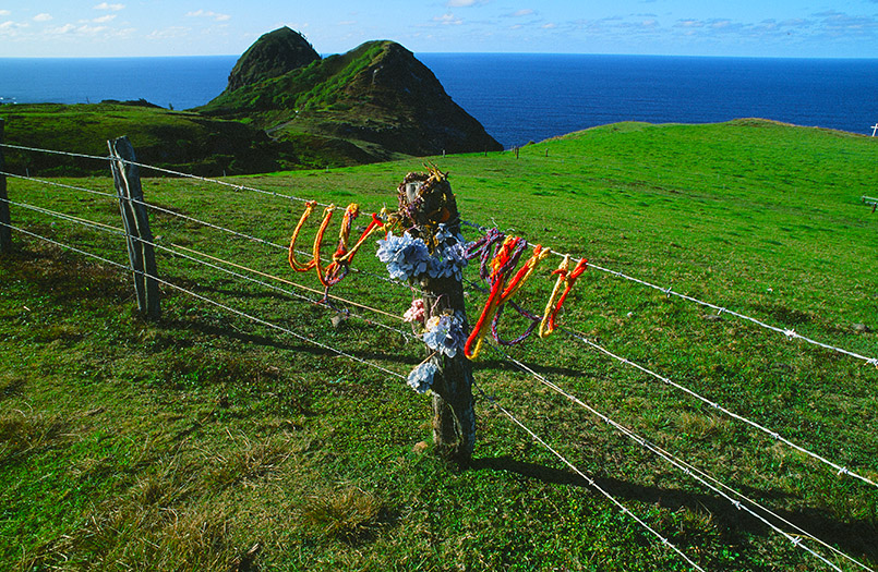 Unterwegs auf Hawaii: Gebetsbändern am Stacheldrahtzaun des Kahakuloa Head von Maui