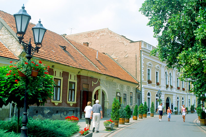 Die Rákóczi-Ferenc-Straße von Tokaj in Nordostungarn