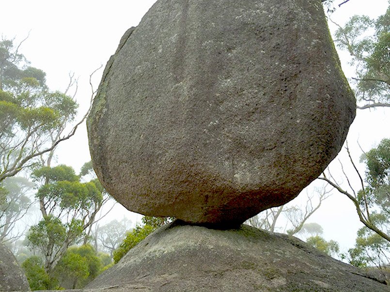 Porongurup der Balancing Rock im Karriwald