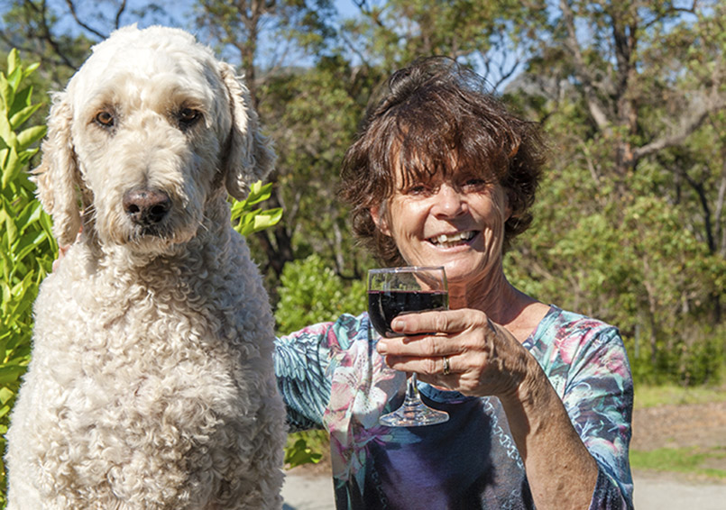 Porongurup: Mary Elisabeth Harmaun vom Weingut Ironwood mit ihrem Hund