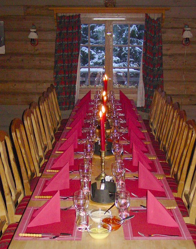 Trysil:Hüttenromantik im Skigebiet auf der mehr als 300 Jahre alten Knetsetra-Hütte. Allabendlich wird hier Fleisch-Fondue serviert.