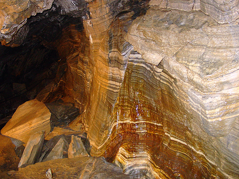 ux/ Hintertuxer Gletscher: Spannagelhöhle, Detail im Marmorzug.
